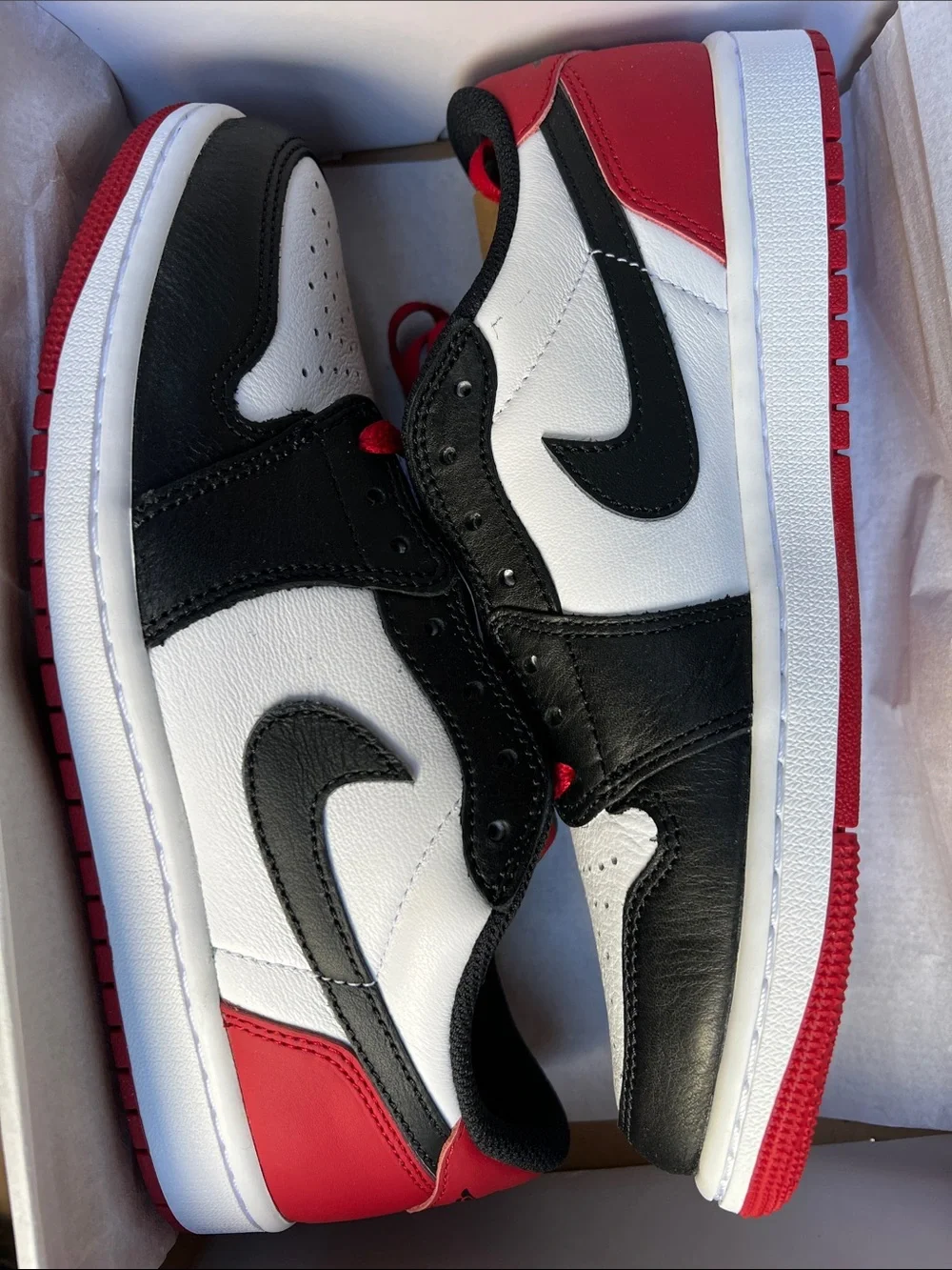 Nike Black White Red Low-Top Sneakers
